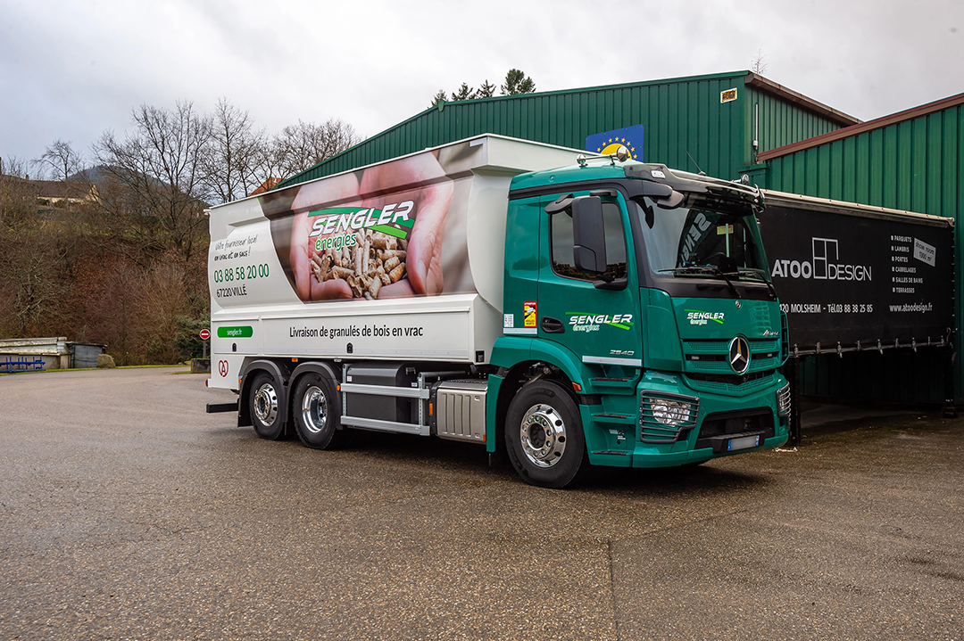 Camion souffleur Sengler, pour votre livraison de pellets de bois dans votre silo